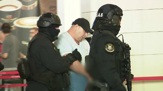 Bărbatul acuzat că a ucis-o pe fata de 12 ani, găsită într-o canapea, a fost adus în România