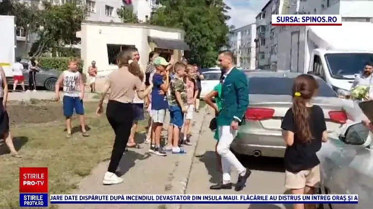 Nuntă la Bârlad: cort, decorațiuni și mese întinse printre blocuri, cu manele și dedicații urlate. Cum s-a terminat