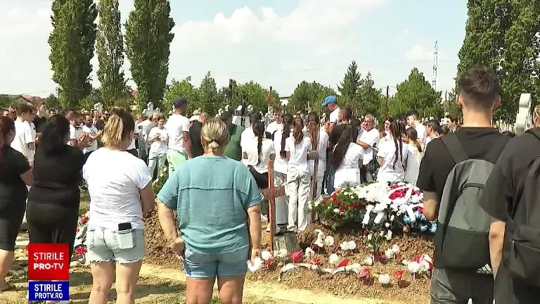 „În loc să-i cumpar mașină, i-am luat cavou”. Roberta și Sebastian, uciși în 2 Mai, au fost conduși pe ultimul drum