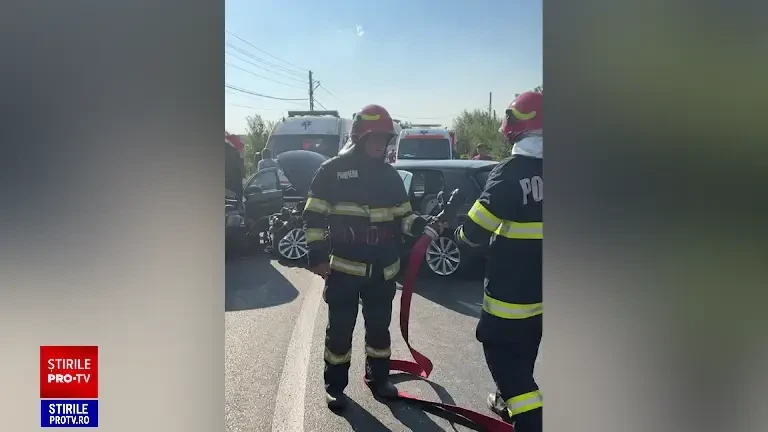 Opt persoane, între care patru copii, au ajuns la spital după ce două autoturisme s-au ciocnit