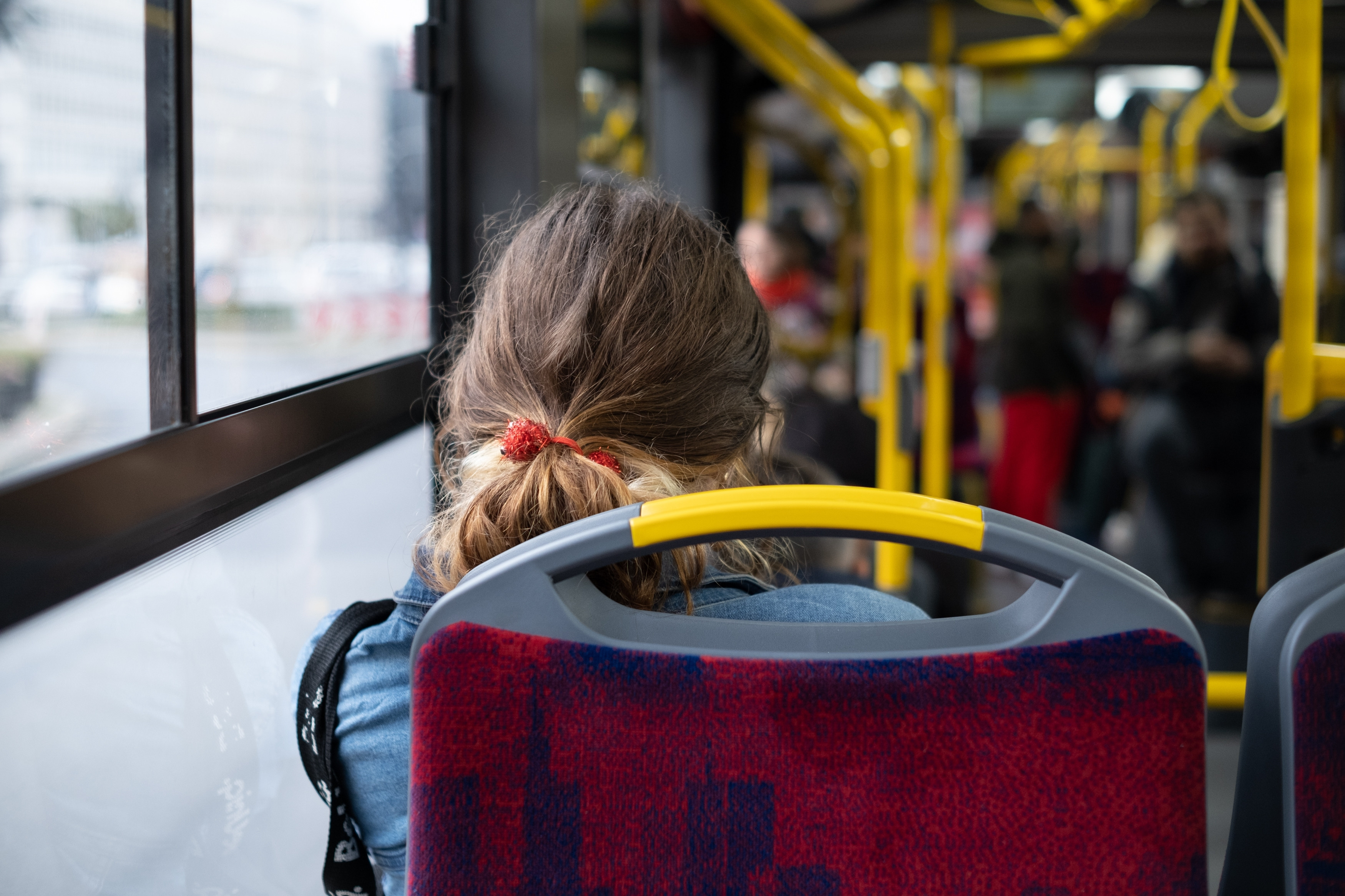 O fată de 13 ani a murit după ce s-a aplecat peste geamul unui autobuz pentru a face cu mâna prietenilor ei