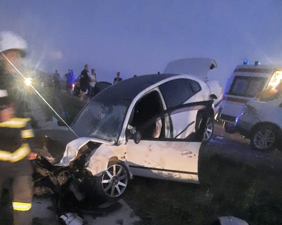 Accident cu patru victime pe DN 76. Unul dintre șoferi, un poliţist, este în comă | FOTO