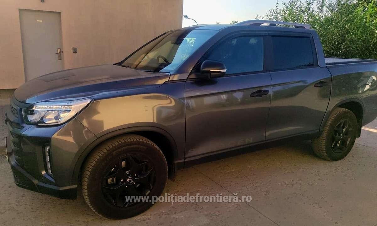 Bolid de 40.000 de euro, oprit la intrarea în țară. Ce au descoperit polițiștii în urma unui control | FOTO
