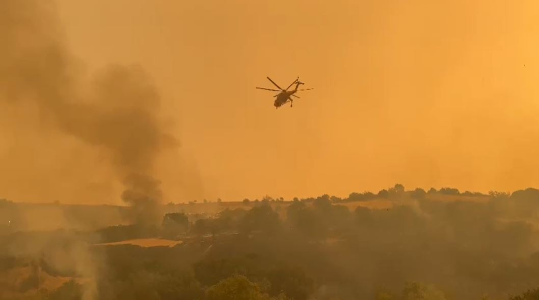 Imagini apocaliptice din Grecia. Pompierii români intervin la un incendiu de proporții de-a lungul unei autostrăzi | FOTO