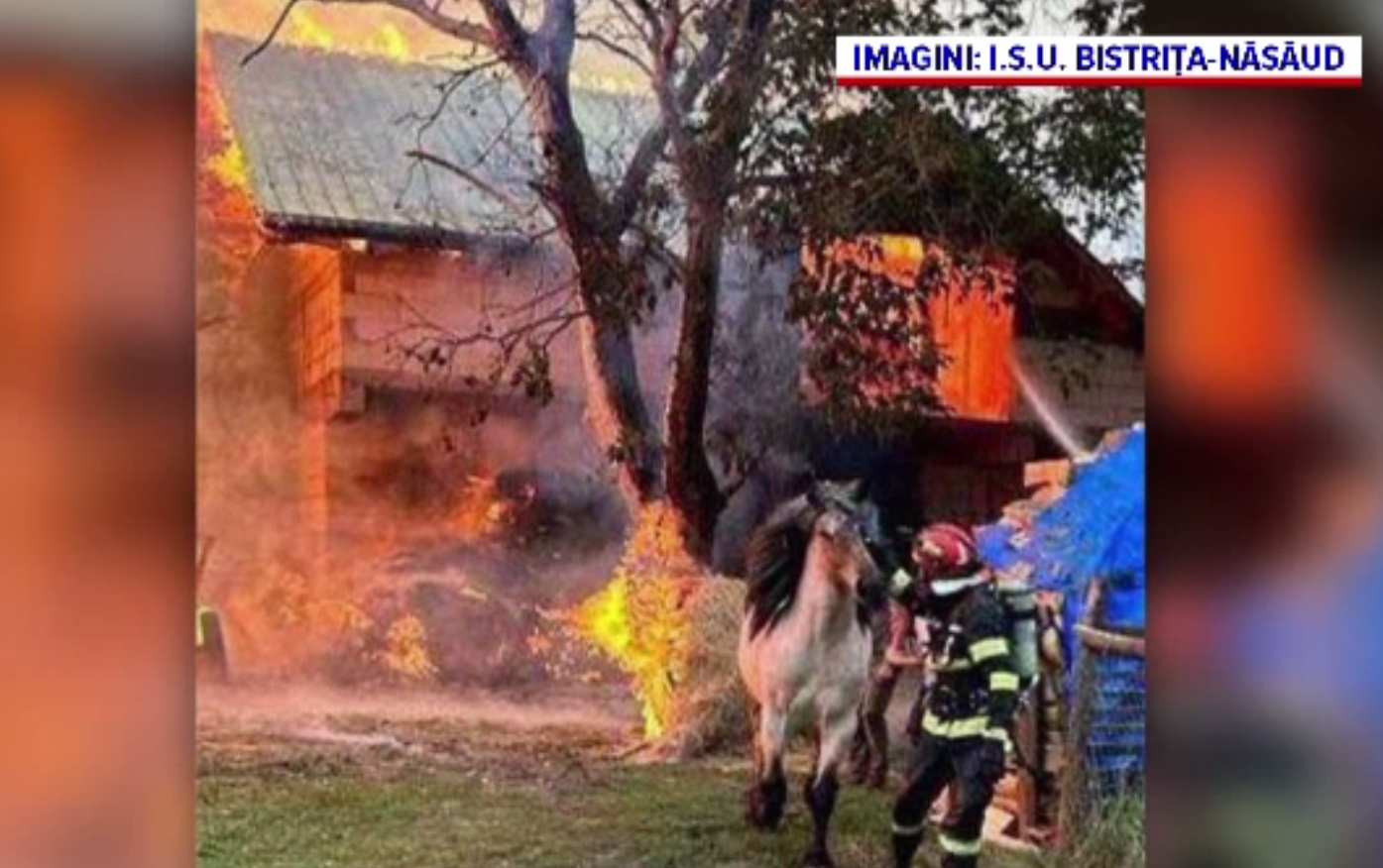 Un tânăr pompier a devenit eroul unei comunități. A intrat în flăcări și a salvat trei cai