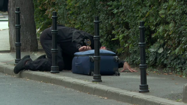 Geamantanul bleumarin din tufe care a blocat centrul Brașovului. Ce au găsit pirotehniștii în el