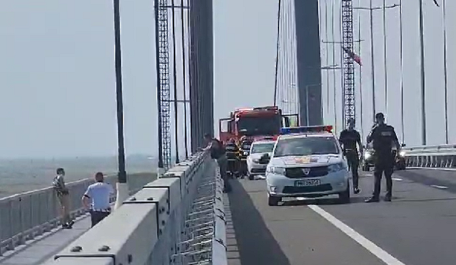 Un tânăr amenință că se va arunca de pe podul de la Brăila. Poliţişti, jandarmi și pompieri, trimiși la fața locului | VIDEO