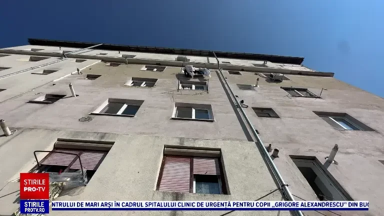 Miracolul din Sibiu: un copil de 2 ani a scăpat fără nicio zgârietură după ce a căzut de la etajul 4. Cum a fost posibil
