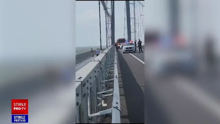 Un tânăr amenință că se va arunca de pe podul de la Brăila. Poliţişti, jandarmi și pompieri, trimiși la fața locului | VIDEO