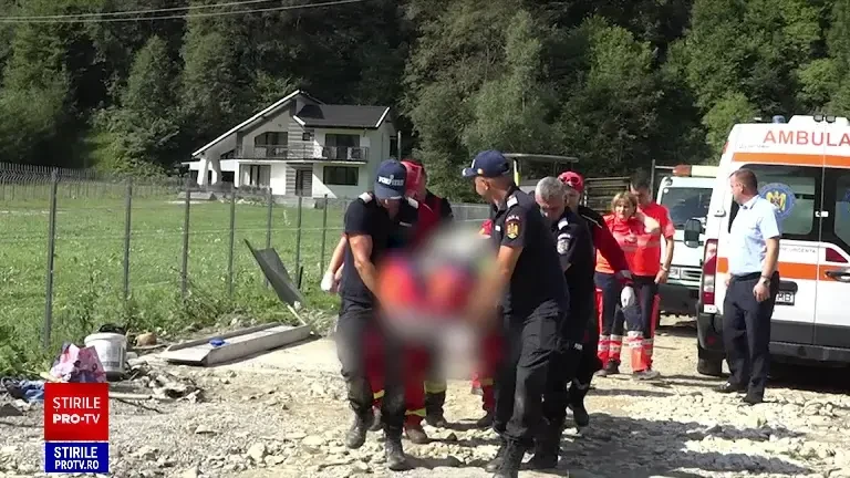 Moarte misterioasă în Argeș. Cadavrele a doi bărbați care munceau au fost găsite într-o groapă, fără urme de violență