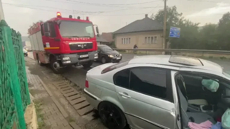 Accident cumplit pe o șosea din Cluj. Opt persoane, între care trei copii, printre victime. Șoferul vinovat a fugit