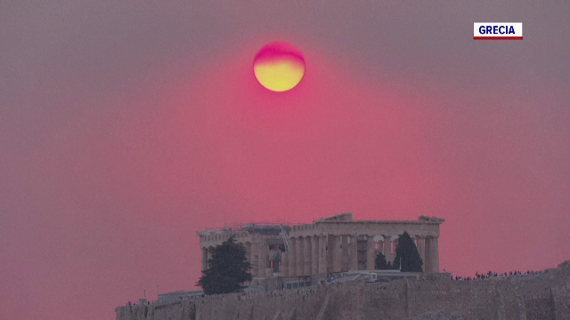 Flăcările au reizbucnit în Grecia și au ucis deja zeci de oameni. Incendiile violente se apropie de Atena