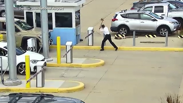 Momentul în care un pilot nervos distruge cu toporul o barieră din aeroport. Decizia surprinzătoare a companiei aeriene