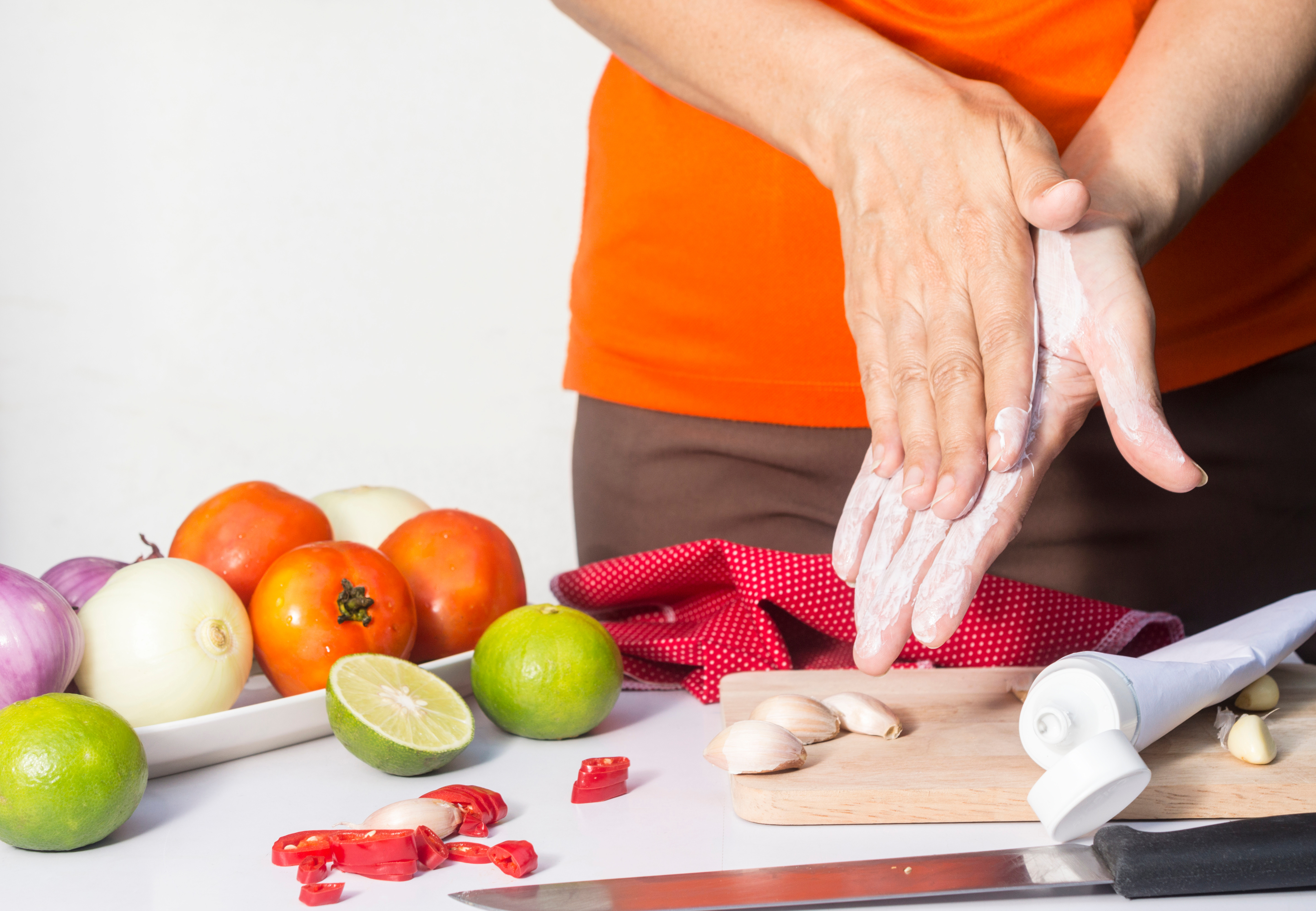 Cum să scapi de mirosul de usturoi de pe mâini. Trucul de care nu știai