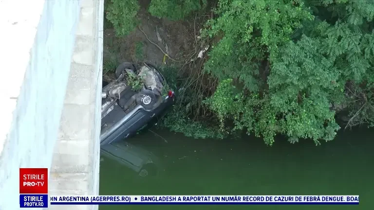 Un bărbat a scăpat cu viață după ce a căzut cu mașina în Dunăre. A fost lovit de un șofer care a făcut o depășire periculoasă