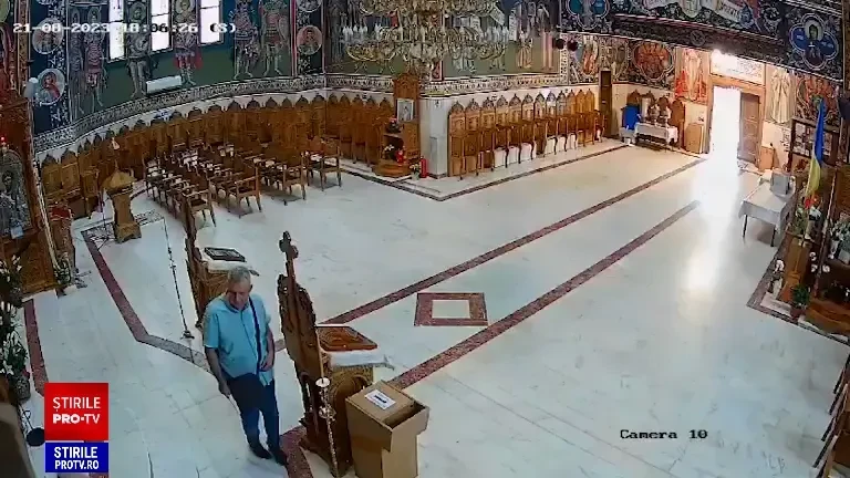 Momentul în care un bărbat fură bani din cutia milei, într-o biserică din București. Înainte, face cruce, să-l ajute Dumnezeu