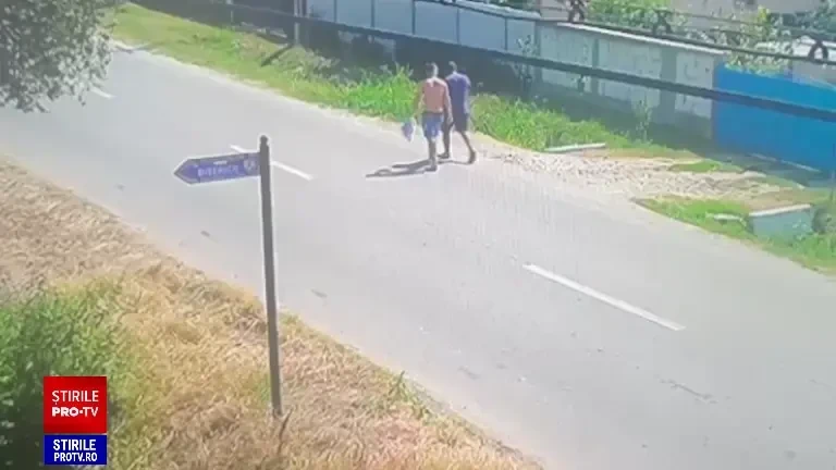 Momentul în care un pieton este spulberat de un șofer în comuna Cârlogani, Olt. Bărbatul se află în stare gravă | VIDEO