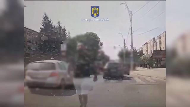 Un individ din Onești a fost arestat după ce a lovit cu pumnii și picioarele mașina unui alt bărbat aflat în trafic