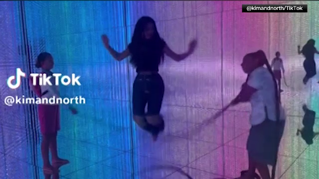 Kim Kardashian folosește părul împletit al fiicei sale North, pe post de coardă