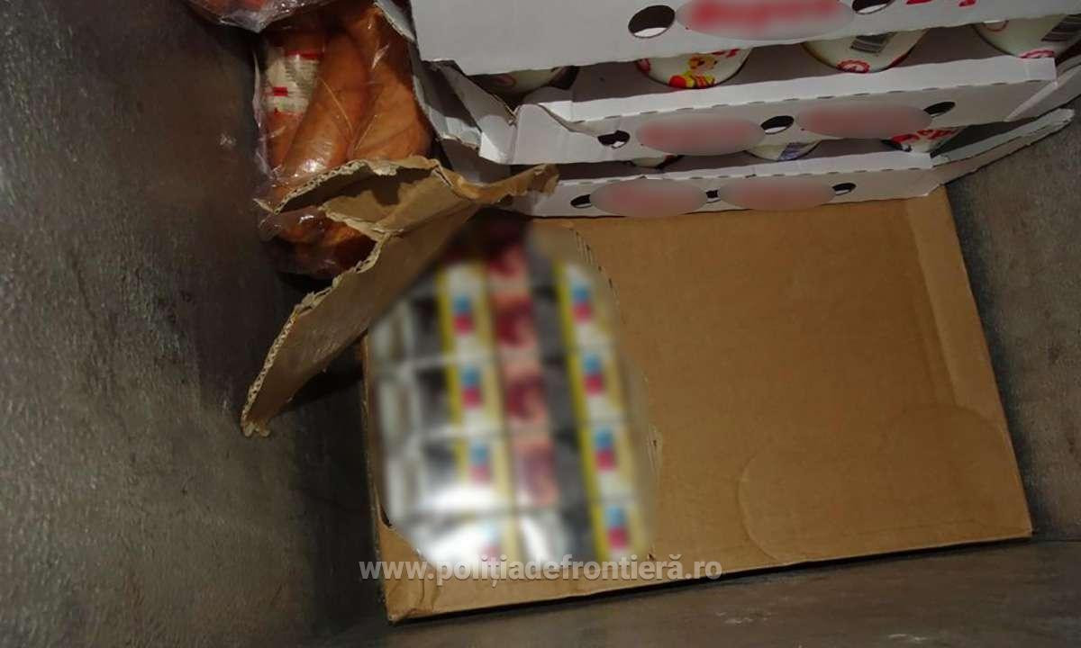 Ce au găsit polițiștii sub bancheta unui microbuz care mergea spre Austria. Șoferul s-a ales cu dosar penal. FOTO