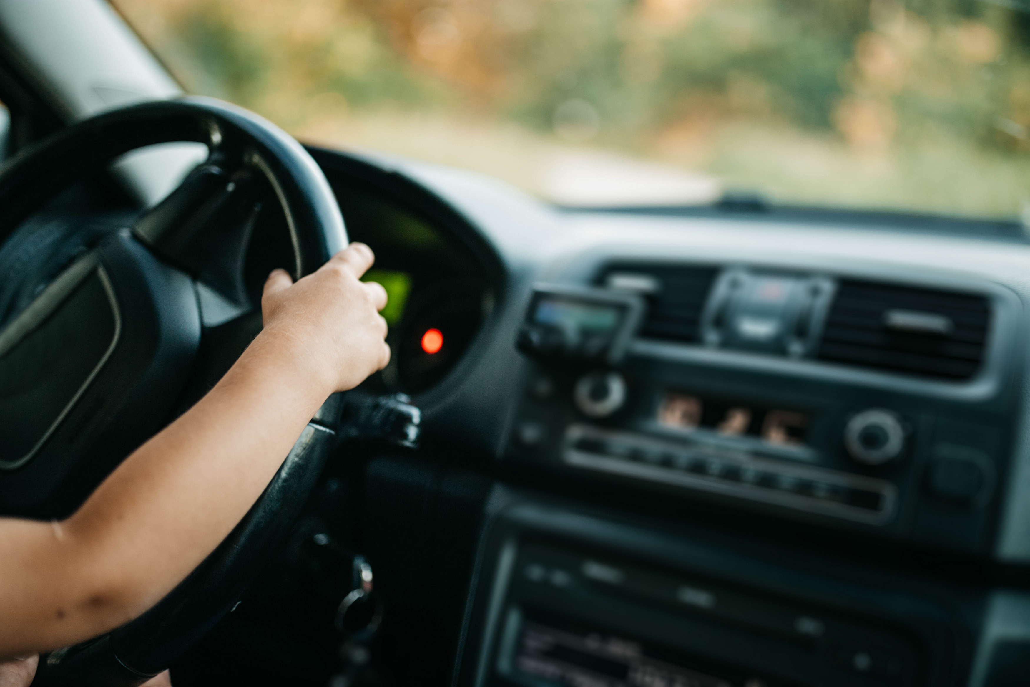 Copil de 10 ani, prins în timp ce conducea o mașină în Vâlcea. Pe scaunul din dreapta se afla o femeie de 56 de ani