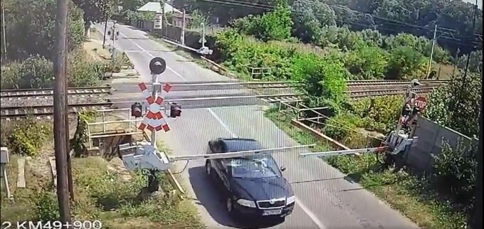 Cine este şoferul surprins în timp ce rupe bariera la o trecere la nivel cu calea ferată, în Prahova