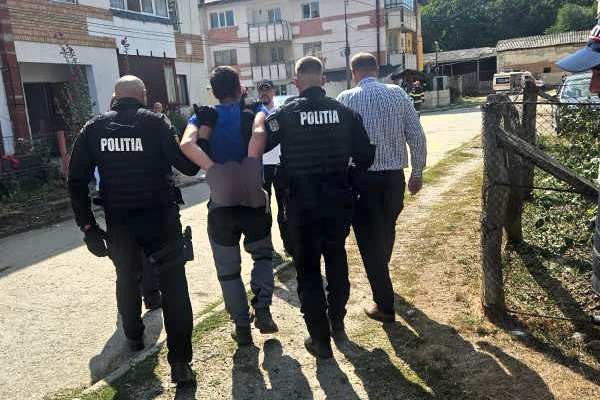 Un individ care amenința că se aruncă în gol împreună cu fiica lui de patru ani, imobilizat de polițiști