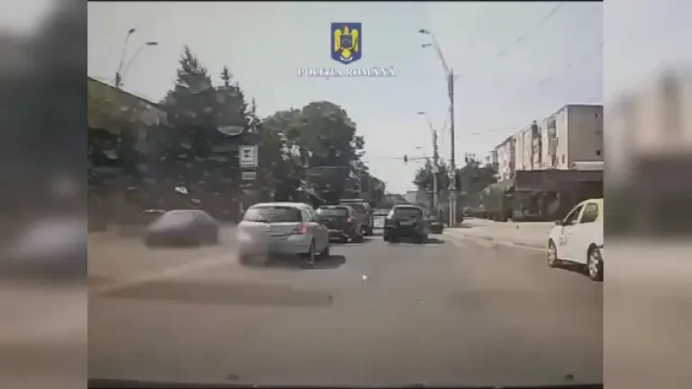 Un individ din Onești a fost arestat după ce a lovit cu pumnii și picioarele mașina unui alt bărbat aflat în trafic