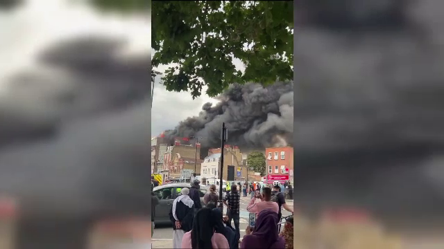Incendiu de proporții în Londra. Mobilizare de forțe pentru stingerea focului