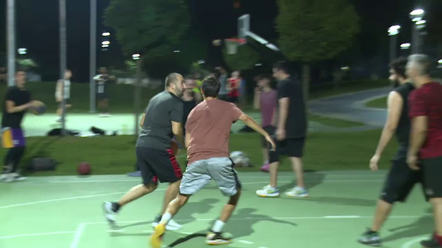 Bucureștenii fac sport în aer liber pe timp de noapte. Parcurile din Capitală sunt pline în fiecare seară