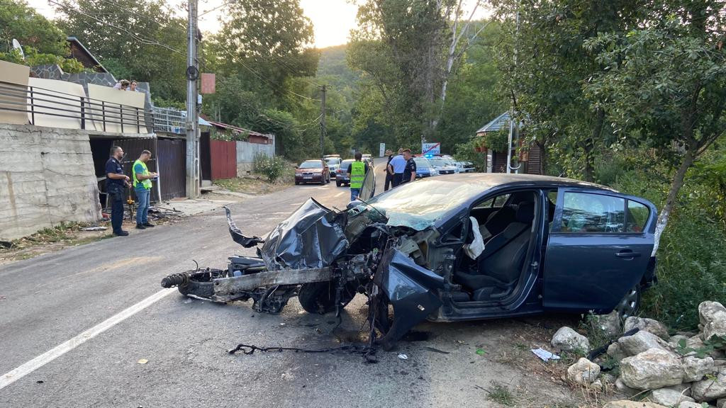 Două adolescente de 18 ani, rănite grav după ce maşina în care se aflau s-a izbit de un zid. Șoferița avea prermis de 3 luni