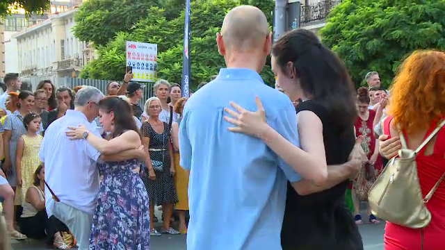 Mii de bucureșteni se bucură de spectacole de dans pe Calea Victoriei. Peste 30.000 de oameni, așteptați pe „ringul” de dans