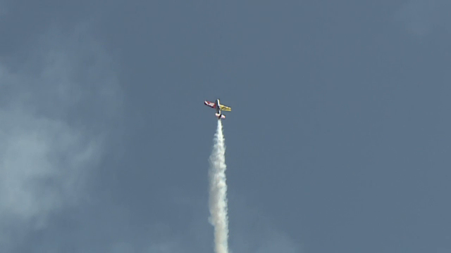 Mii de oameni s-au bucurat de show-ul aviatic de la Băneasa. „Este excelent, ne place tare mult”