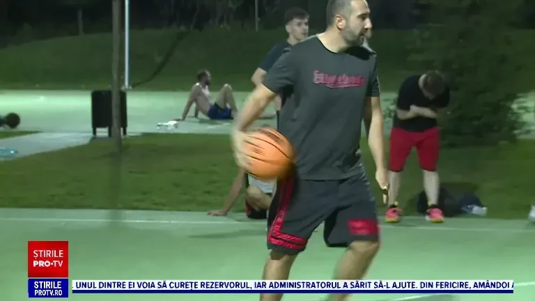 Bucureștenii fac sport în aer liber pe timp de noapte. Parcurile din Capitală sunt pline în fiecare seară
