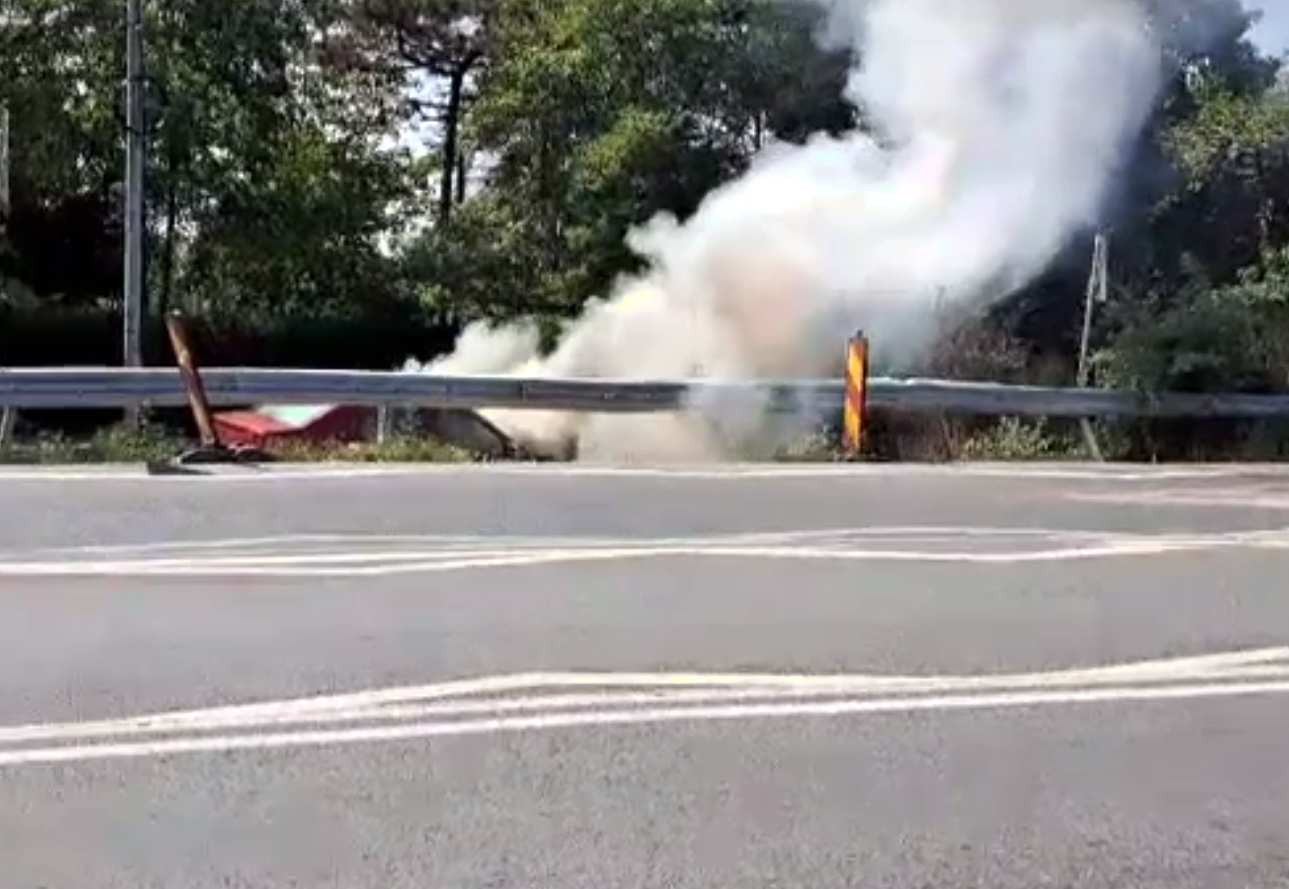O mașină a ars ca o torță, la Eforie Nord. Șoferul și-a salvat viața în ultimul moment