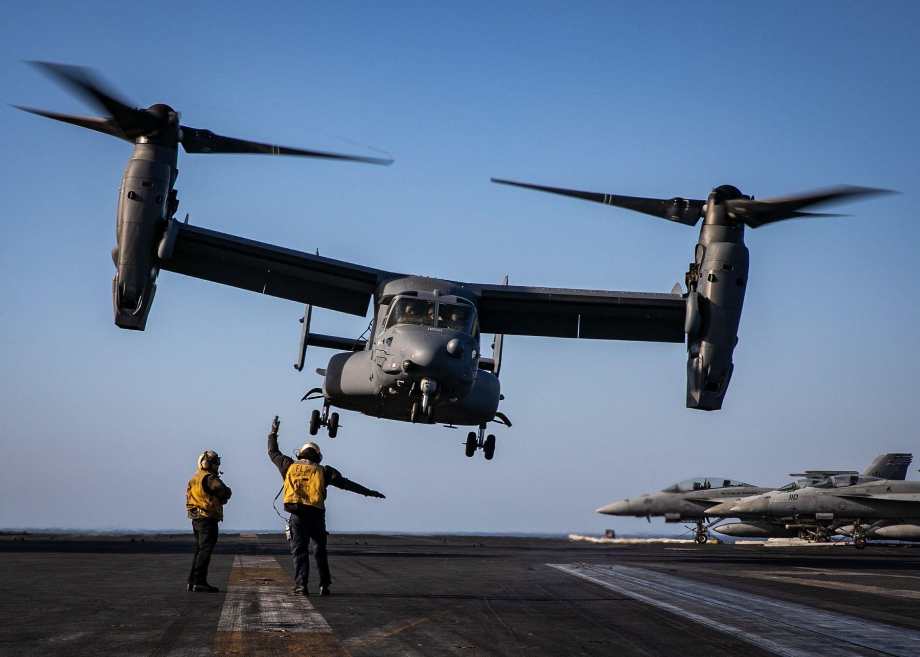 SUA anunţă că au fost găsite „rămăşiţe” umane după prăbuşirea unei aeronave Osprey în largul Japoniei