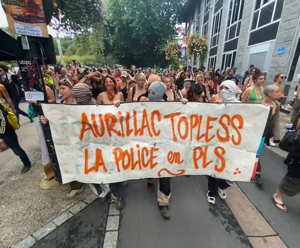 Un miting feminist a degenerat în Franța. Mai multe drapele au fost arse și un tribunal a fost atacat