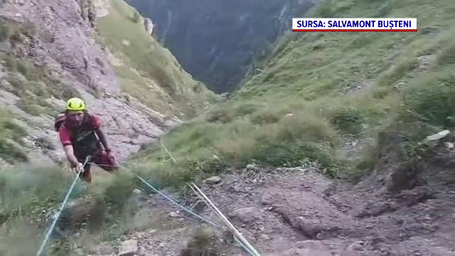 A căzut în gol 100 de metri de pe munte. Un turist român a murit pe traseu
