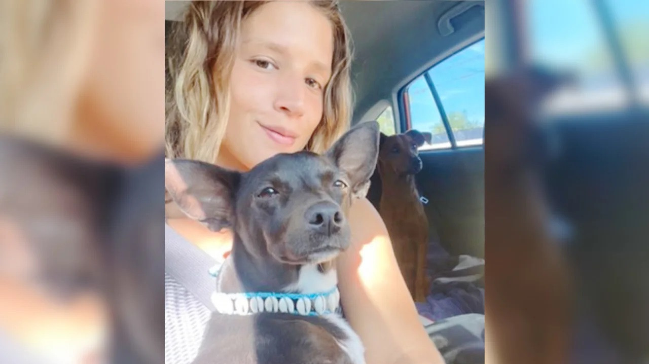 O femeie a rămas fără cățelușa ei, după un zbor cu probleme. Angajații aeroportului l-au pierdut pe pistă