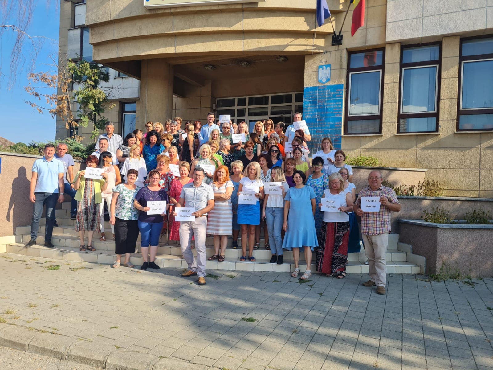 Proteste la mai multe administraţii fiscale din ţară. Angajații amenință cu greva