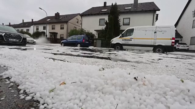 Grindina cât mingea de tenis a distrus aproape toate clădirile dintr-un oraș german. Este stare de dezastru