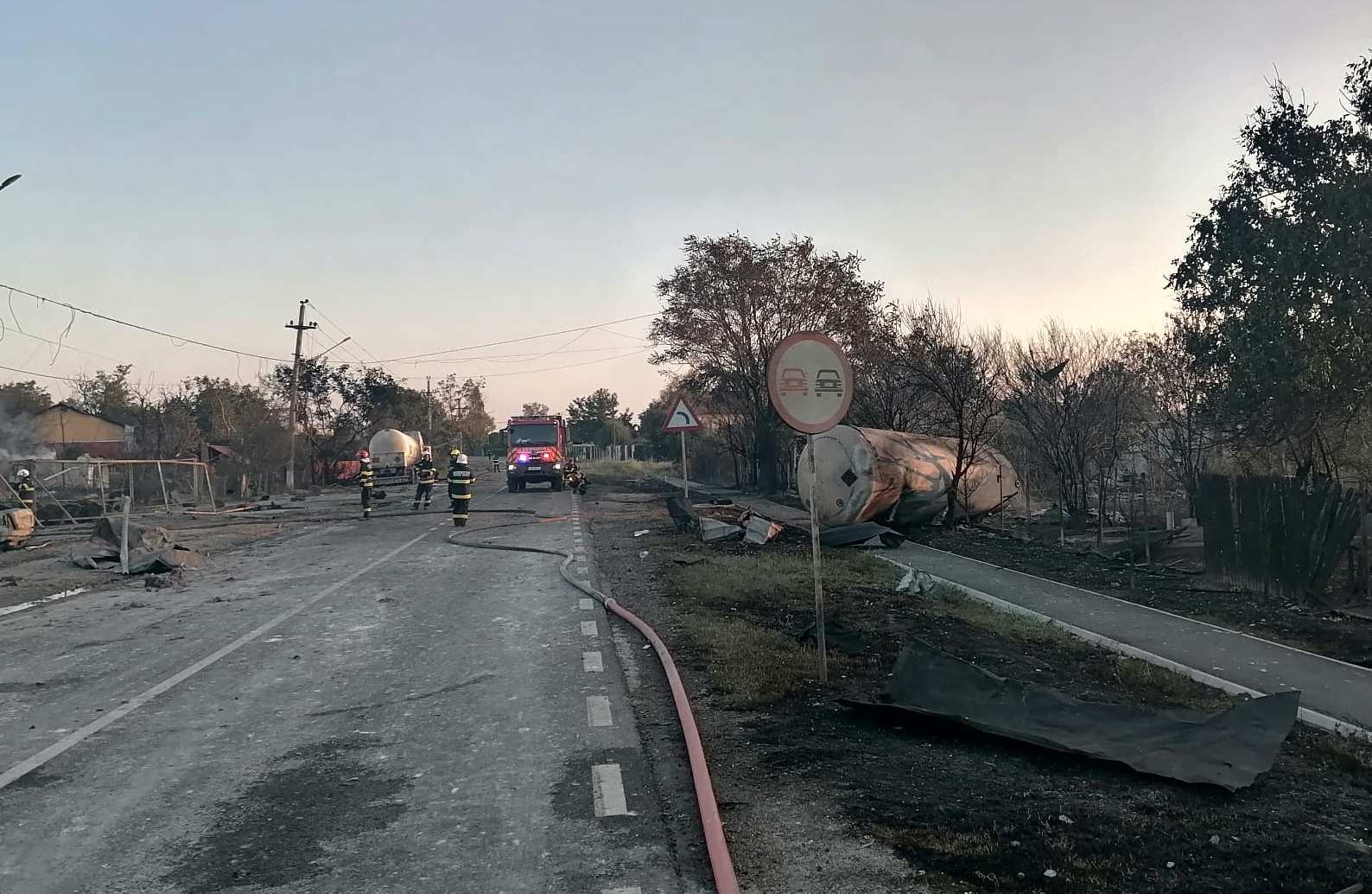 Cisternele rămase la stația GPL din Crevedia sunt răcite permanent de pompieri. Există pericolul unei noi explozii