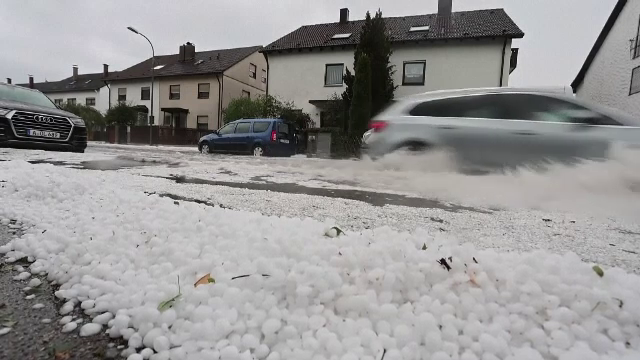 Furtunile violente au făcut victime în Europa. Zeci de mașini și case au fost avariate și mai mulți oameni răniți