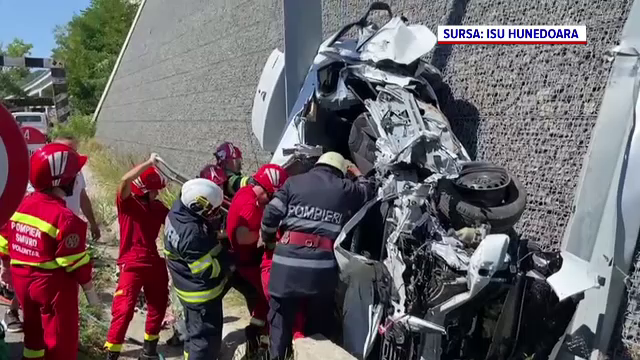 Imagini șocante | Un bărbat de 69 de ani a rămas încarcerat după ce mașina sa s-a blocat între un zid și un stâlp, pe A1