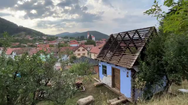 Povestea micuței case albastre cu ferestre verzi din Mărginimea Sibiului. Are 200 de ani și a fost luată de la un preot