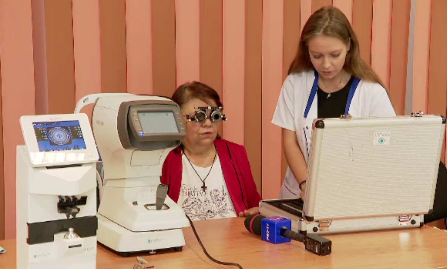 S-a dus epoca pomenilor electorale în găleți. Partidele oferă acum consultații oftalmologice și analize în caravane medicale