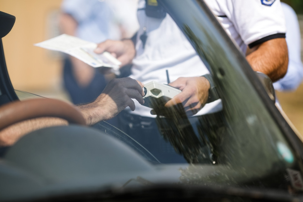 Doi șoferi au rămas fără permis din cauza lichidului de parbriz. Ce alcoolemie a indicat etilotestul
