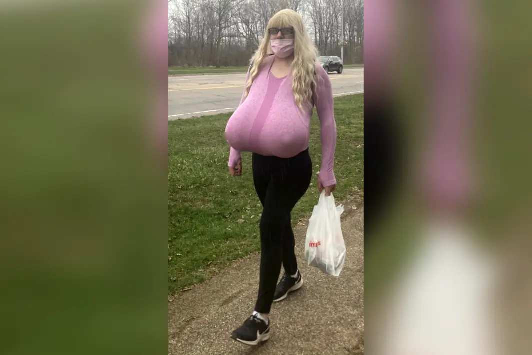 „Profesoara” canadiană cu sâni imenși prostetici, Kayla Lemieux, încadrată într-un alt liceu. Mesajul directorului