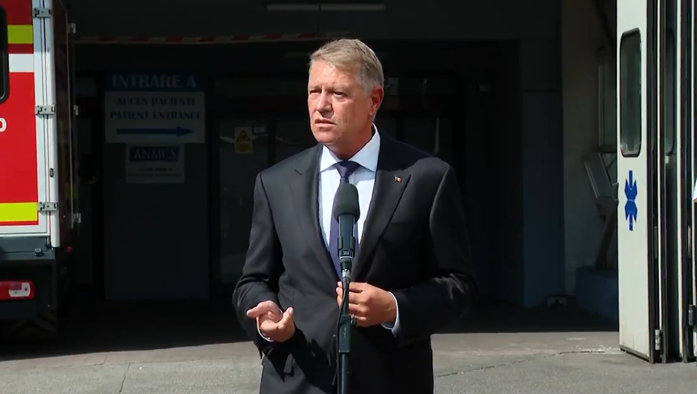 Ce spune Klaus Iohannis despre lipsa unui centru pentru mari arşi. Președintele a vizitat răniții exploziei din Crevedia