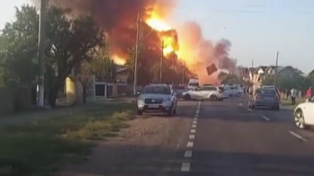 Trei persoane au fost audiate după explozia din Crevedia. Compania care deține stația GPL a promis ajutoare pentru sinistrați